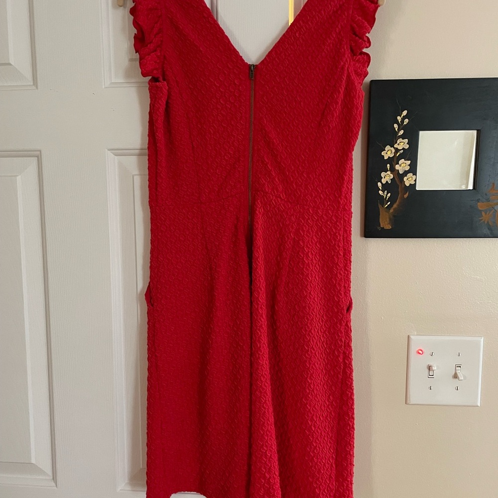 Elegant Red Sleeveless Dress - Picture 3 of 10